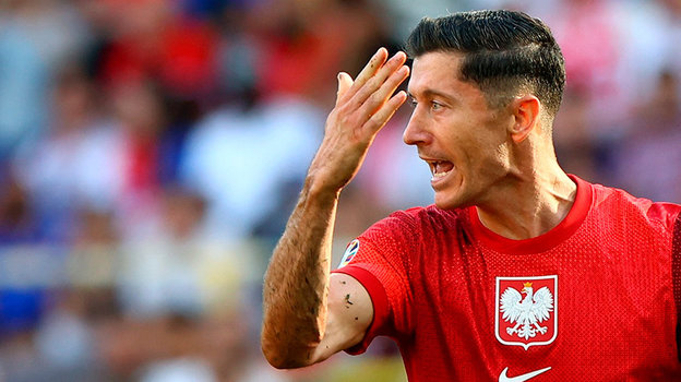 Polşa milli komandasının içində yaranmış ciddi fikir ayrılığı futbol ictimaiyyətində geniş müzakirələrə səbəb olub. Komandanın ulduz hücumçusu Robert Levandovski.